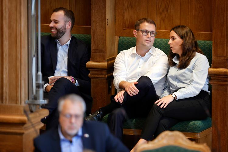 Christian Rabjerg Madsen (S) (nummer to fra højre) mener, at det er uansvarligt af oppositionen at forhindre regeringens ministre i at varetage deres opgaver i udlandet.  Arkivfoto: Jens Dresling