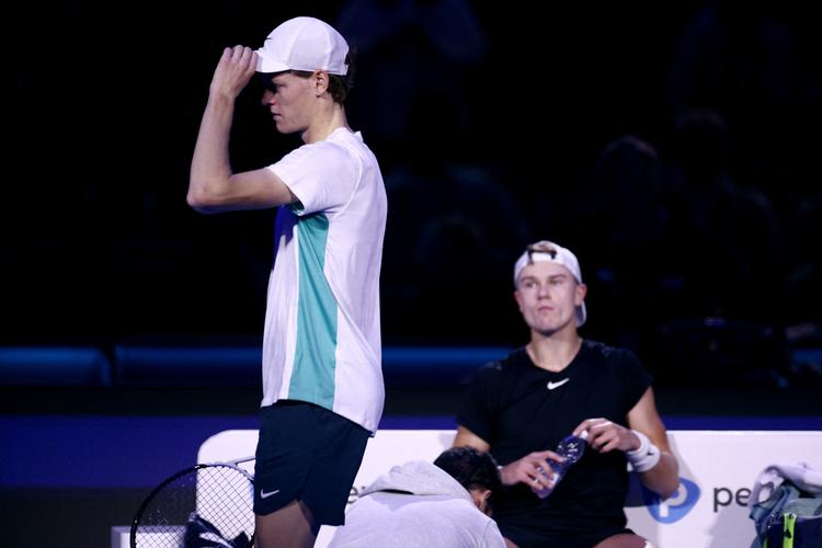 Mens Jannik Sinner skal videre til semifinalen, kan Holger Rune holde ferie frem til januar, hvor det gælder forberedelserne til Australian Open. Foto: Guglielmo Mangiapane/Ritzau Scanpix