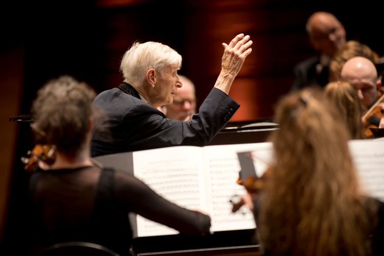 Man kunne kun lige se den 96-årige Herbert Blomstedts hoved og skuldre stikke op over nodestativerne, for han sad ned hele aftenen og dirigerede. Foto: Martin Rosenauer