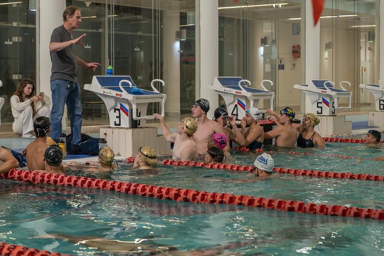 70-årige Emanuel May er træner for en gruppe israelske og palæstinensiske teenagere i en svømmeklub i Jerusalem. »Ånden her er at svømme sammen, bare mennesker«, siger han.    Foto: Afif H. Amireh/Ritzau Scanpix