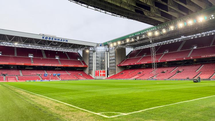 Parkens udskældte græstæppe får nu ny chef hentet fra Tottenham Hotspur, som skal forsøge at rette op på banens beskaffenhed. På billedet gøres plænen klar til fredag aften, hvor herrelandsholdet spiller mod Slovenien. Foto: FCK/Parken 