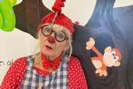 Kirsten Cenius i rollen som hospitalsklovnen Karla.  