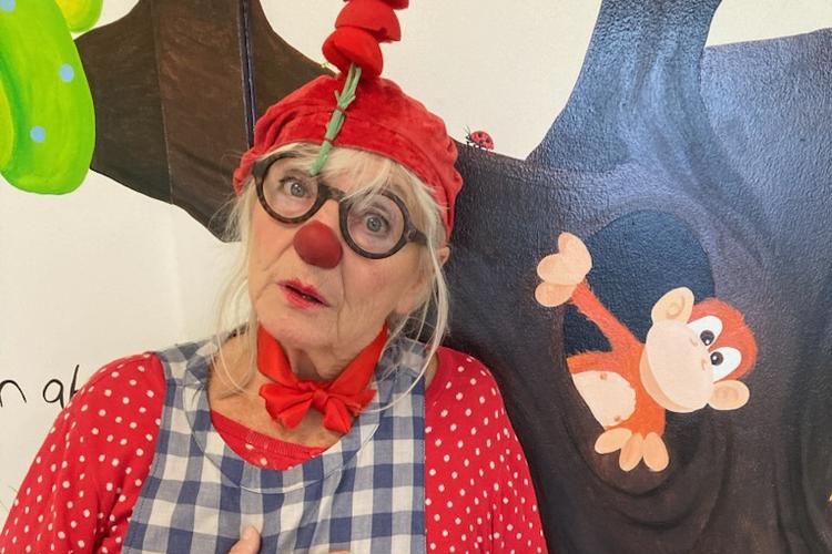 Kirsten Cenius i rollen som hospitalsklovnen Karla.  