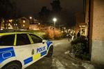 Sverige har været ramt af mange drabs- og voldsepisoder. Billedet er fra tidligere fredag i Västerås, hvor en mand blev fundet i sin lejlighed med skudskader. Det fremgår umiddelbart ikke, om episoden er relateret til den omfattende bandekrig.  Foto: 12130 Tim Aro/tt/Ritzau Scanpix