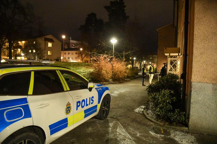Sverige har været ramt af mange drabs- og voldsepisoder. Billedet er fra tidligere fredag i Västerås, hvor en mand blev fundet i sin lejlighed med skudskader. Det fremgår umiddelbart ikke, om episoden er relateret til den omfattende bandekrig.  Foto: 12130 Tim Aro/tt/Ritzau Scanpix