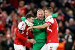 Jannik Vestergaard, Kasper Schmeichel og Andreas Christensen jubler efter kampen. Foto: Jens Dresling