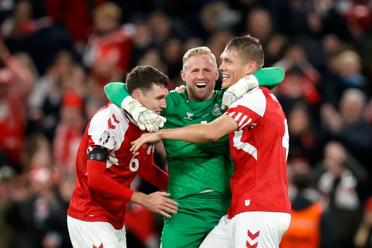 Jannik Vestergaard, Kasper Schmeichel og Andreas Christensen jubler efter kampen. Foto: Jens Dresling