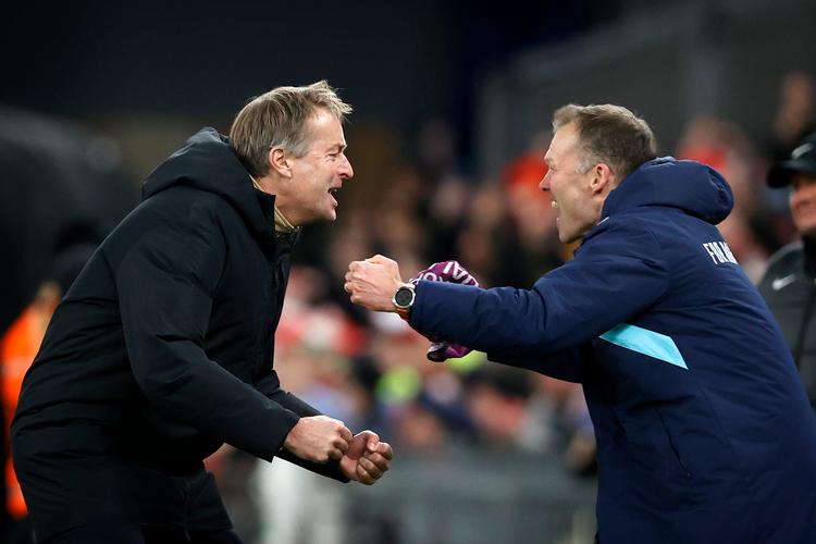 Danmarks landstræner Kasper Hjulmand og assistenttræner Morten Wieghorst jubler da kampen bliver fløjtet af.   Foto: Jens Dresling