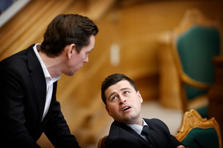 Mike Villa Fonseca fotograferet under en debat i Folketingssalen sammen med udlændinge- og integrationsminister Kaare Dybvad Bek (S). Foto: Jens Dresling