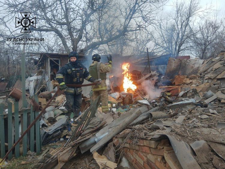 Rusland fortsætter sine drone- og missilangreb mod Ukraine, her i den østukrainske Zaporizjzja-region. Men frygten er, at meget mere er på vej, når kulden gør ukrainerne mere sårbare. Foto: State Emergency Service Of Ukrai/Ritzau Scanpix
