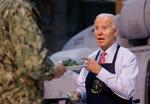 Joe Biden serverede søndag mad for medlemmer af det amerikanske militær på flådebasen i Norfolk, Virginia, i anledning af den forestående thanksgiving. Foto: Julia Nikhinson/Ritzau Scanpix