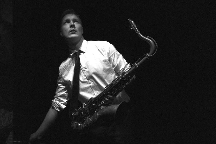 Andreas Toftemark bringer en vis hvid-skjorte-og-sort-slips-energi til den danske jazzscene, heldigvis uden at der går Nyhavn i den. Pr-foto April Records