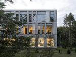 Nybygningerne er rart proportionerede og med et dybt relief i facaderne. Mod nord er der laboratorier, og mod syd er der administration. Foto: Rasmus Hjortshøj