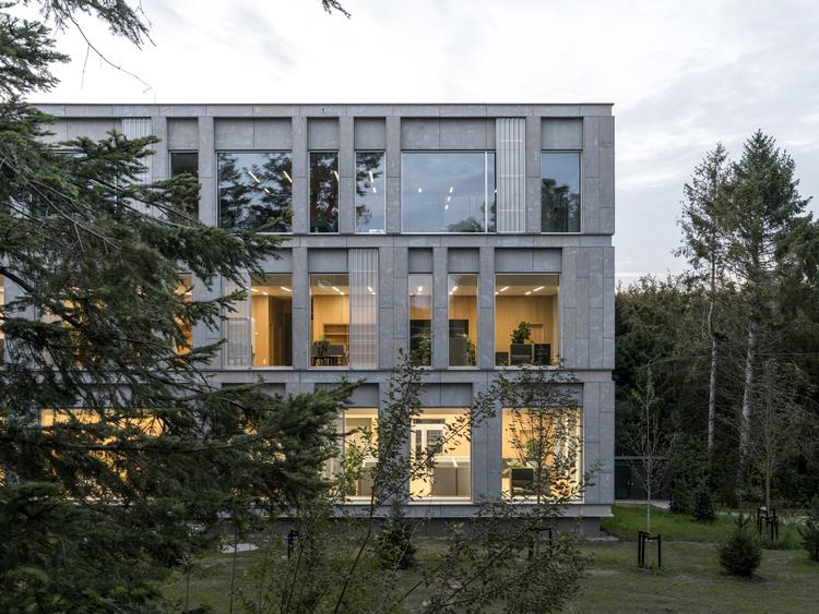 Nybygningerne er rart proportionerede og med et dybt relief i facaderne. Mod nord er der laboratorier, og mod syd er der administration. Foto: Rasmus Hjortshøj