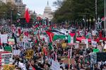 Med  Kongressen i baggrunden samles tusindvis af demonstranter under en propalæstinensisk demonstration på Freedom Plaza i Washington, D.C. Mens Israel-Hamas-krigen raser i Gaza, er der en bitter kamp om den offentlige mening i USA, med vrede demonstrationer og protester i flere større byer.  Foto: Jose Luis Magana/Ritzau Scanpix