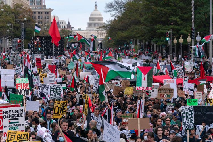 Med  Kongressen i baggrunden samles tusindvis af demonstranter under en propalæstinensisk demonstration på Freedom Plaza i Washington, D.C. Mens Israel-Hamas-krigen raser i Gaza, er der en bitter kamp om den offentlige mening i USA, med vrede demonstrationer og protester i flere større byer.  Foto: Jose Luis Magana/Ritzau Scanpix