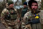 Ukrainske soldater indsat i nærheden af Bakhmut holder en kort pause lørdag 18. november. Foto: Anatolii Stepanov/Ritzau Scanpix