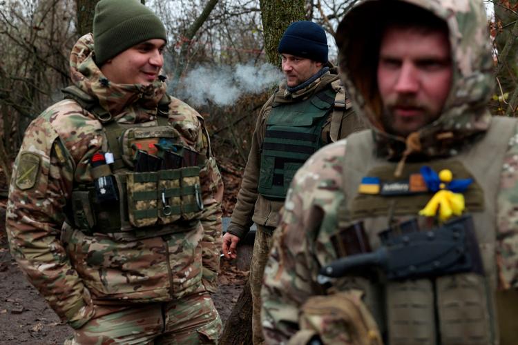 Ukrainske soldater indsat i nærheden af Bakhmut holder en kort pause lørdag 18. november. Foto: Anatolii Stepanov/Ritzau Scanpix