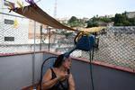 Neysi Fuentes, 49, har været kreativ i forsøget på at køle lidt ned i den stegende hede i blandt andet storbyen Rio de Janeiro. Foto: Pilar Olivares/Ritzau Scanpix