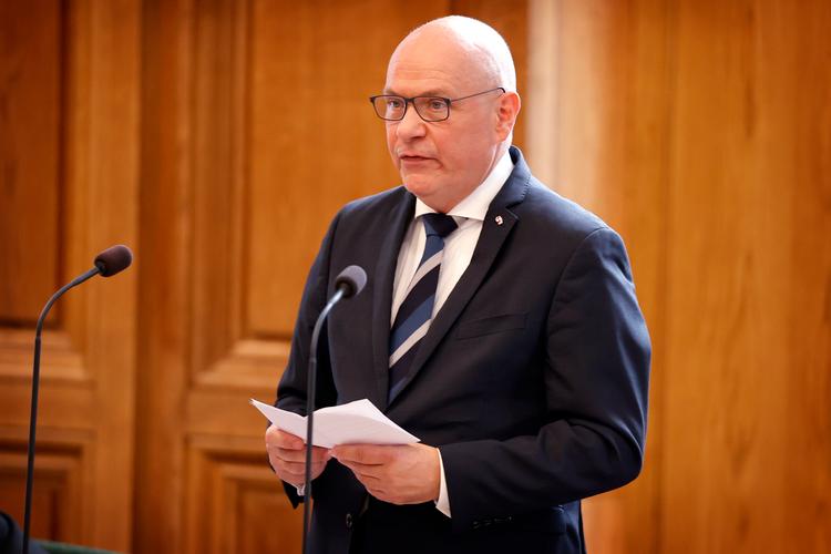 Folketingsformand Søren Gade vil ikke ændre grundlæggende på praksis, når det gælder folketingsmedlemmernes sygdom. Dog ønsker han, at også løsgængere skal aflevere en lægeerklæring.  Foto: Jens Dresling