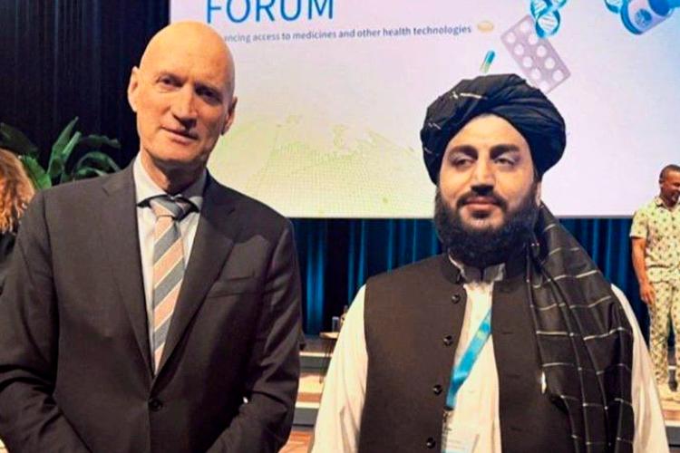 Abdul Bari Omar, chef for Taleban-styrets fødevare- og lægemiddelstyrelse i Afghanistan, fotograferet på konferencen World Local Production Forum sammen med Hollands sundheds- og sportsminister, Ernst Kuipers. Foto: Privatfoto