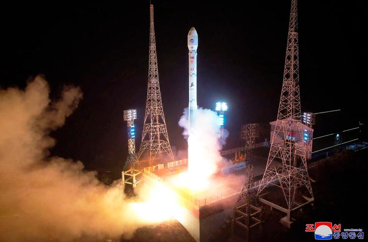 Opsendelsen af en formodet spionsatellit har fået Sydkorea til delvist at ophæve en militær aftale med Nordkorea. Foto: Str/Ritzau Scanpix
