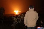 Nordkoreas leder, Kim Jong-un, overværede tirsdag opsendelsen af det, Sydkorea og andre lande hævder, er en spionsatellit. Foto: Kcna/Ritzau Scanpix