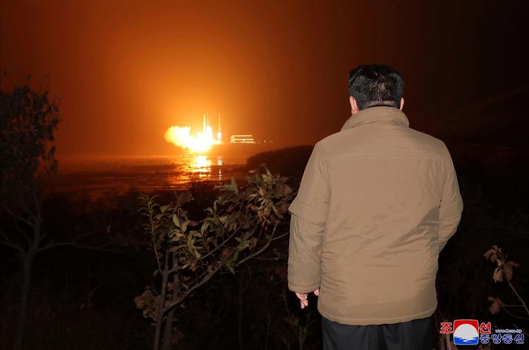 Nordkoreas leder, Kim Jong-un, overværede tirsdag opsendelsen af det, Sydkorea og andre lande hævder, er en spionsatellit. Foto: Kcna/Ritzau Scanpix