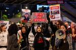 Familier til nogle af de mange gidsler, som Hamas holder til fange, protesterer ude foran forsvarsministeriet i Tel Aviv. Efter tirsdagens aftale er der måske alligevel håb om, at de får deres kære hjem i live. Foto: Ahmad Gharabli/Ritzau Scanpix