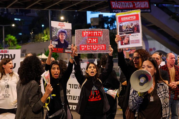 Familier til nogle af de mange gidsler, som Hamas holder til fange, protesterer ude foran forsvarsministeriet i Tel Aviv. Efter tirsdagens aftale er der måske alligevel håb om, at de får deres kære hjem i live. Foto: Ahmad Gharabli/Ritzau Scanpix