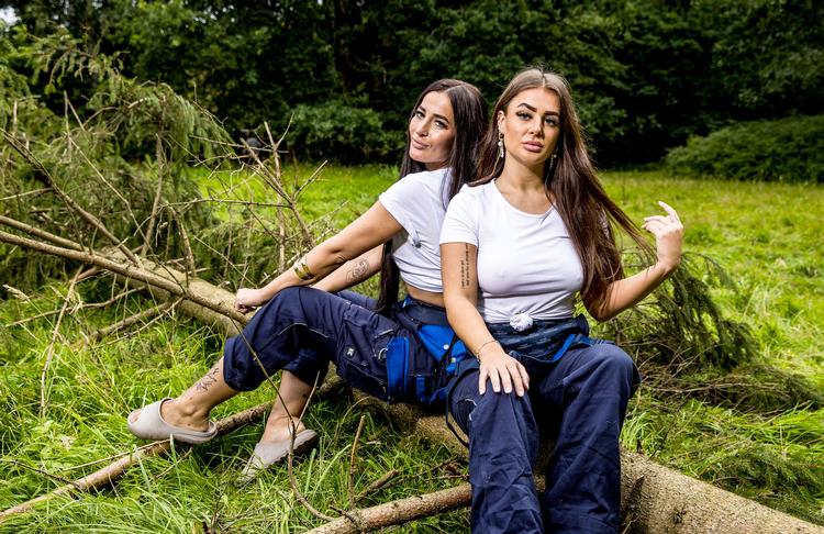 Det er meget hårdt for visse af deltagerne i 'P3-holdet' at være ude i naturen og svede. Men de lærer også noget om sig selv. Foto: Lasse Lagoni