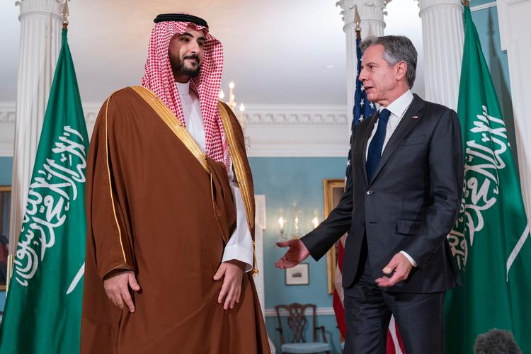USA's udenrigsminister Antony Blinken mødtes tidligere på måneden med den saudiske forsvarsminister Khalid bin Salman, og netop en fælles forståelse mellem USA og de rige oliestater kan vise sig at være vejen til fred.
 Foto: Jacquelyn Martin/Ritzau Scanpix