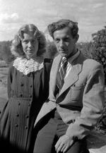 Her ses Tove Ditlevsen med stud. polit. Ebbe Munk, som hun bliver gift med i september 1942.   Foto: William Douglas
