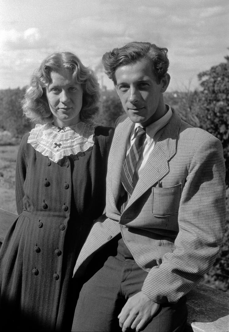 Her ses Tove Ditlevsen med stud. polit. Ebbe Munk, som hun bliver gift med i september 1942.   Foto: William Douglas