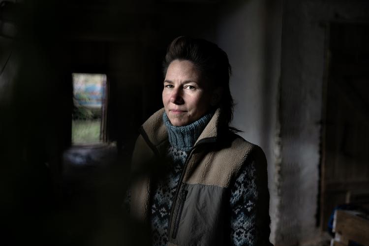 Da Christina Lundbye overtog landejendommen på Femø var det meningen, at hun skulle bruge den som sommerhus sammen med sin kæreste. Men da hun begyndte at interessere sig for hampplanter og CBD, omdannede hun en del af den store grund til hampmark. Foto: Nichlas Pollier