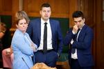 Mike Villa Fonseca (i midten) har taget sygeorlov fra Folketinget efter at hans forhold til en 15-årig pige har ført til et brud mellem ham og Moderaterne. Her ses han ved  Folketingets afslutningsdebat i Folketingssalen på Christiansborg sammen med Danmarks-demokraternes Susie Jessen og Moderaternes Mohammad Rona. Foto: Jens Dresling