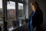  Modsat et par sokker eller en foodprocessor varer en slægtsbog for evigt, mener skuespiller Julie Agnete Vang og fortæller om dengang, hun gav sin svigermor en bog med hendes familiehistorie, kort før hun gik bort.

 Foto: Emil Bay