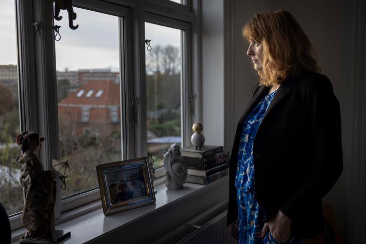  Modsat et par sokker eller en foodprocessor varer en slægtsbog for evigt, mener skuespiller Julie Agnete Vang og fortæller om dengang, hun gav sin svigermor en bog med hendes familiehistorie, kort før hun gik bort.

 Foto: Emil Bay