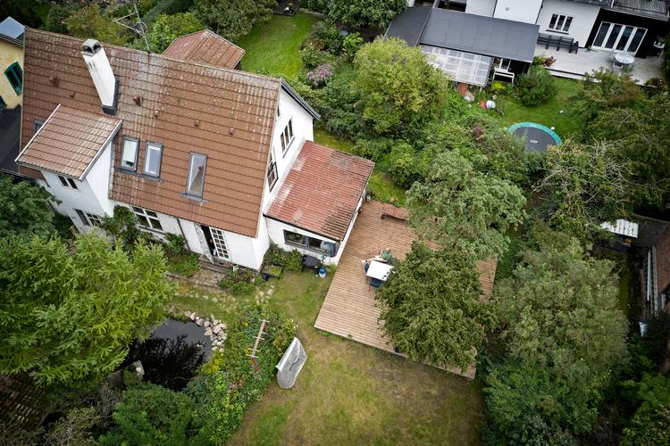 Ejeren af dette hus i Valby har fået vurdering med ejendomsværdi på 9 mio. og grundværdi på 23 mio.. og er dermed ejer af en bolig, der har fået en meget skæv vurdering. Ombudsmanden er i gang med at undersøge, hvordan det kunne få lov at ske. Arkivdronefoto.  Foto: Jens Dresling