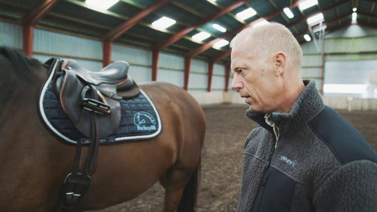 Når Morten Spiegelhauer afslører dyremishandling inden for dressurridning, rammer han plet i en tid, hvor vi er optaget af fordærvet bag kulisserne i elitære sportsgrene. Som for eksempel i Netlix' ekstremt populære ’Formula 1: Drive to Survive’ og lignende dokumentarserier om tennis og golf. ​
 Foto: TV 2