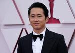 Steven Yeun , her set ankommen til oscarceremoniien i 2021, er midt i en stor karriere. (AP Photo/Chris Pizzello, Pool)   Foto: Chris Pizzello/Ritzau Scanpix