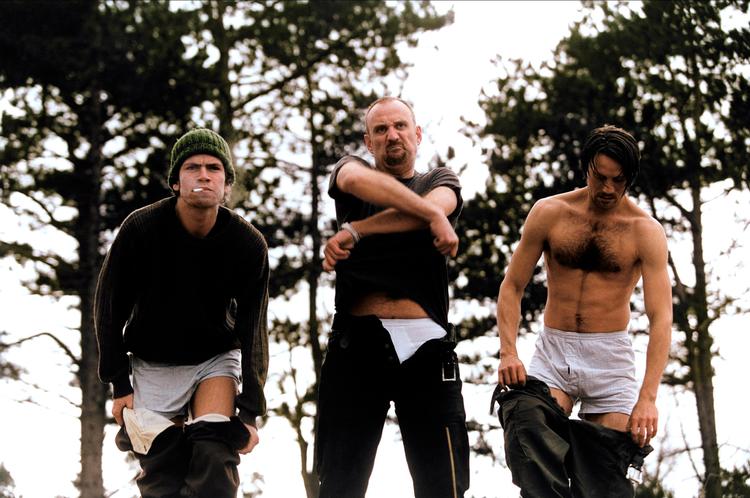 Ko &amp; Kokain Kompagniet. Nikolaj Lie Kaas, Søren Pilmark &amp; Mads Mikkelsen udgjorde sammen med Ulrich Thomsen den uortodokse mandekvartet i spidsen for de sorte drengestreger i Anders Thomas Jensens banebrydende komedie 'Blinkende lygter' med kærlig hilsen til Ove Ditlevsen. Foto: Mary Evans/af Archive/m&m Produc/Ritzau Scanpix