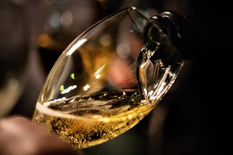 Champagne er mange ting, men ikke billigt. De dyre dråber kan dog købes til halv pris, hvis man køber dem direkte fra franske vinbutikker. Foto: Peter Klint