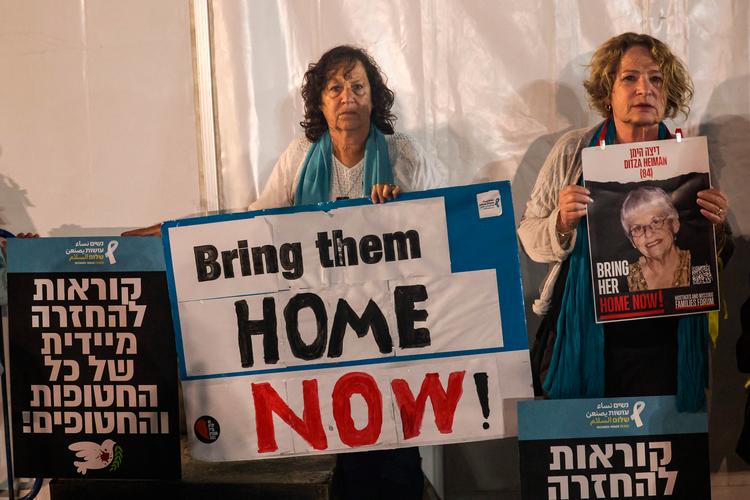 Jødisk familie i Tel Aviv kræver, at gidslerne bliver løsladt.  Foto: Ahmad Gharabli/Ritzau Scanpix