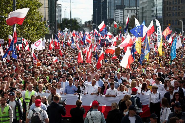 Donald Tusk, lederen af Poland's store oppositionsgruppe Borgerkoalitionen, ved siden af Warszawas borgmester, Rafal Trzaskowski, under en kæmpe march to uger før det polske valg i oktober. Foto: Kacper Pempel/Ritzau Scanpix