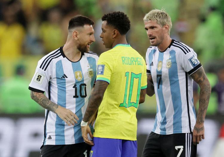 Argentinas Messi og Brasiliens Rodrygo endte i en ophedet diskussion forud for VM-kvalifiktionskampen mellem de to lande - og det har efterfølgende fået fans til at sende en byge af racistiske beskeder mod Rodrygo.  Foto: Ricardo Moraes/Ritzau Scanpix