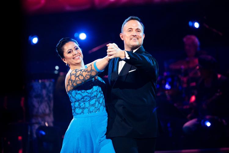 Det var Özlem Cekic og Thomas Evers Poulsen, der dansede til 'Papirsklip' af Kim Larsen, som altså handler om at klippe motiver med saks og ikke om de små metaldimser, som man ellers kunne få indtryk af, hvis man hørte programværten udtale ordet.  Foto: Martin Sylvest/Ritzau Scanpix