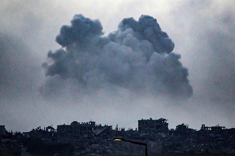 Under bombardementerne af Gaza har Israel brugt enorme mængder af sprængstof. Flere gange er kirker, FN-skoler og civile beboelsesområder blevet ramt. Over 15.000 er blevet dræbt – langt over halvdelen heraf er kvinder og børn.
 Foto: John Macdougall/Ritzau Scanpix