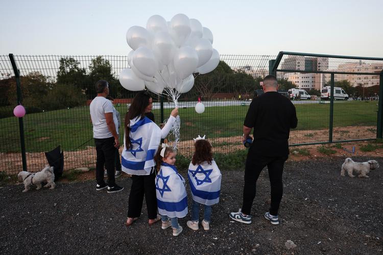 Israelere i Tel Aviv venter på de første frigivne gidsler. Foto: Ronen Zvulun/Ritzau Scanpix