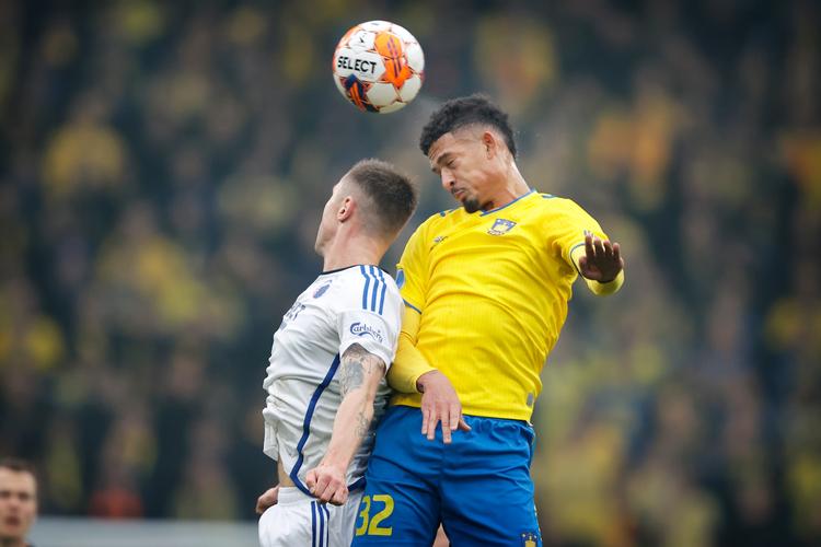 Tipsbladet beskæftiger sig blandt andet indgående med den danske superliga. På billedet ses Lukas Lerager fra FC København i duel med Frederik Alves (th.) fra Brøndby.  Foto: Jens Dresling